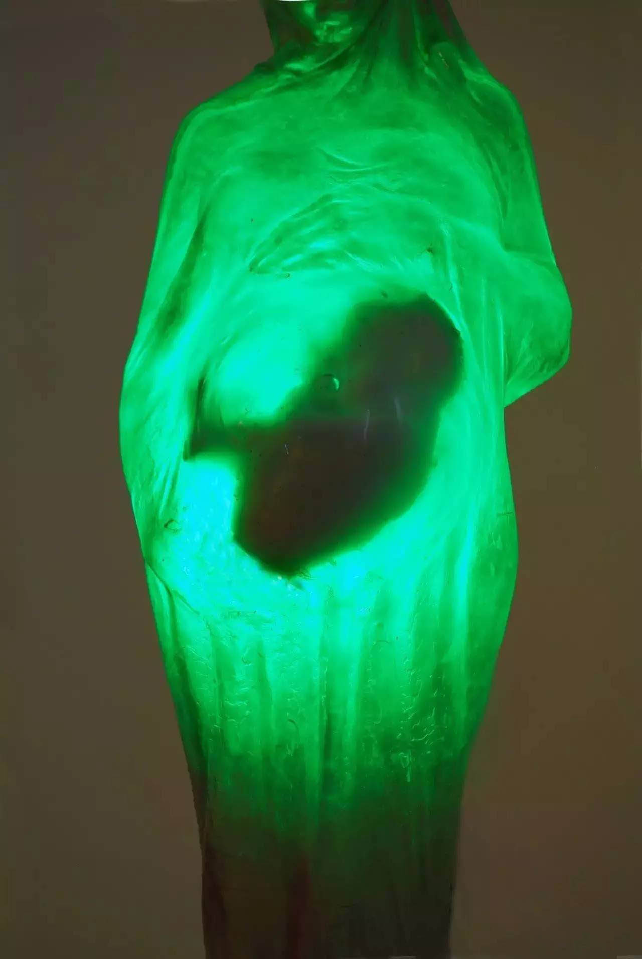 绿光怀孕透明树脂雕塑