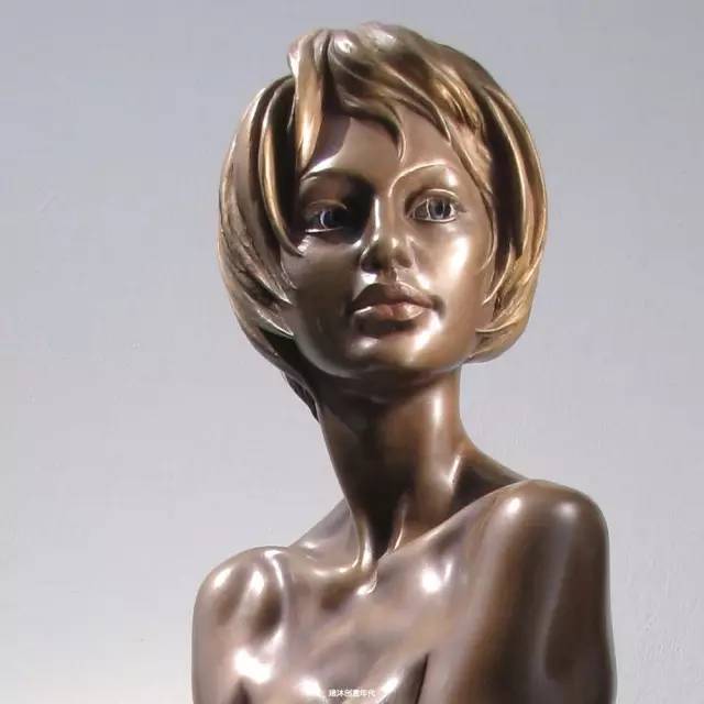 外国铸铜女性人体雕塑