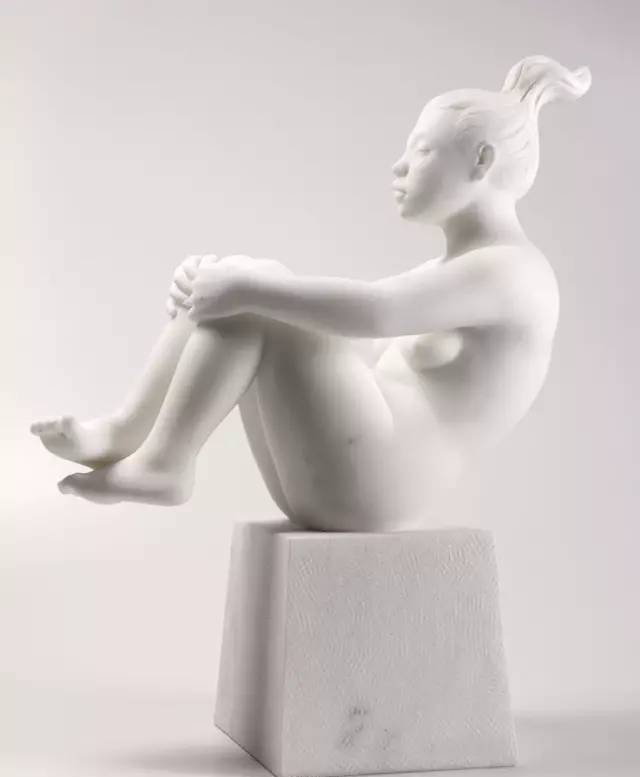 活泼的女性白铜人体雕塑
