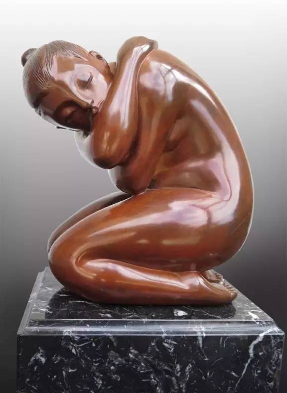 跪着的抽象女性铸铜人体雕塑欣赏
