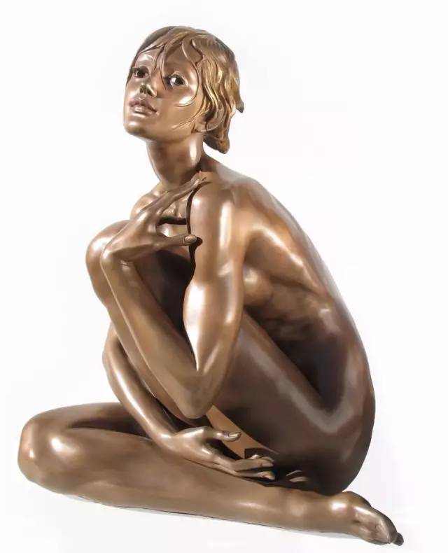 抱膝的女性人体铸铜雕塑