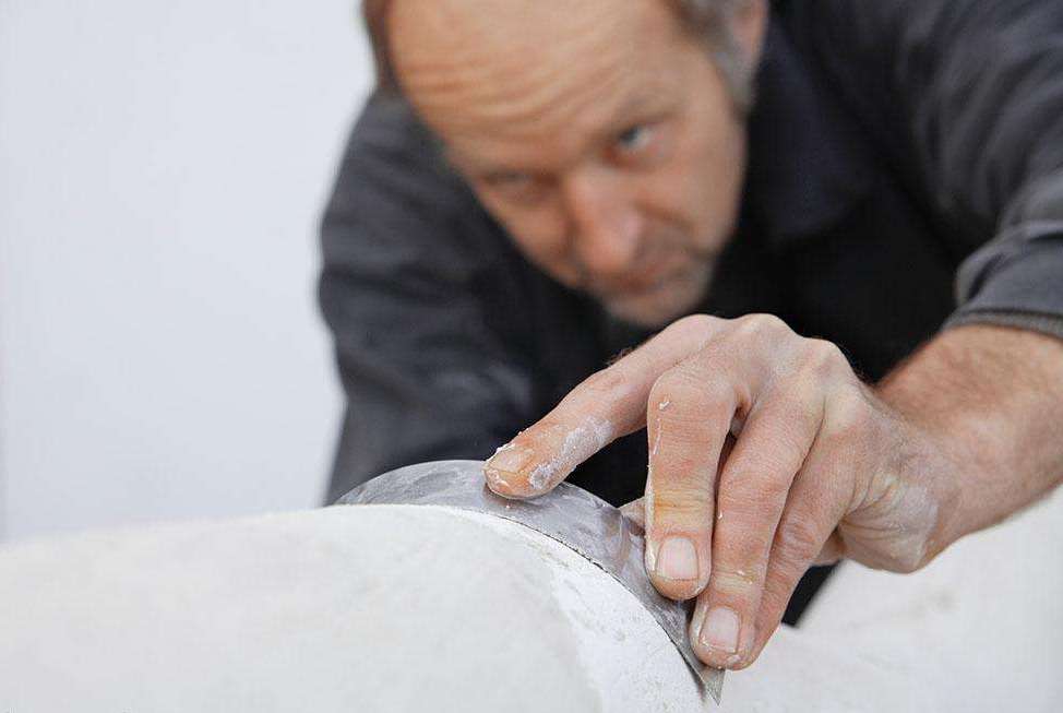 博仟雕塑加工人员正在细化石膏雕塑方法