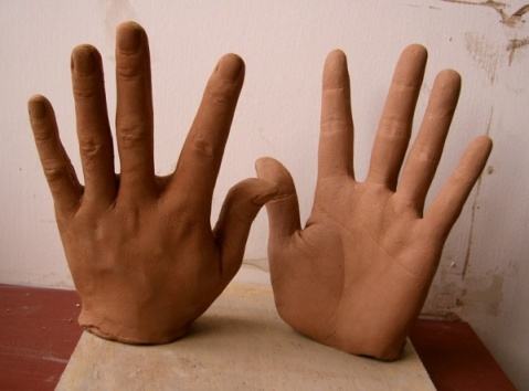 陶泥制作的写实双手