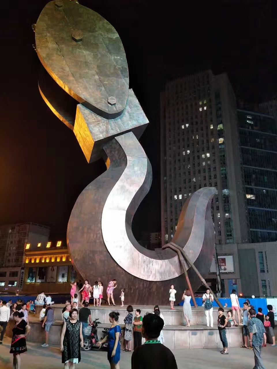 博仟雕塑企业锻造的钩子城市主题锻铜雕塑