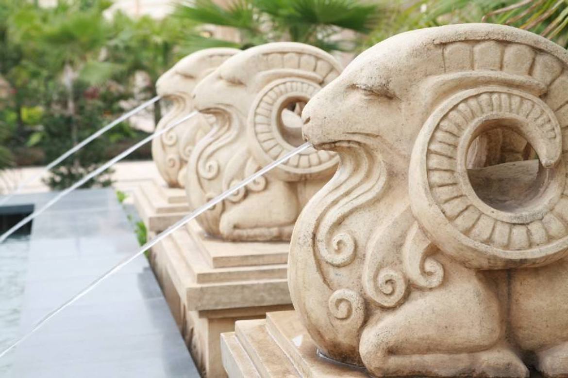 博仟雕塑企业的羊头砂岩喷泉雕塑