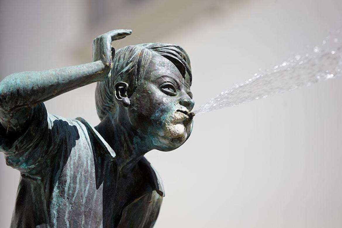 吐水的小男孩喷泉人像雕塑