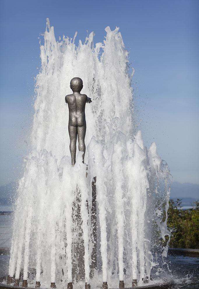 光屁股的小男孩喷泉人像雕塑
