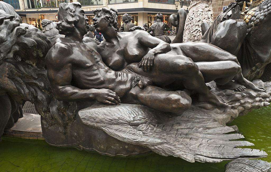 裸体男女喷泉人像雕塑