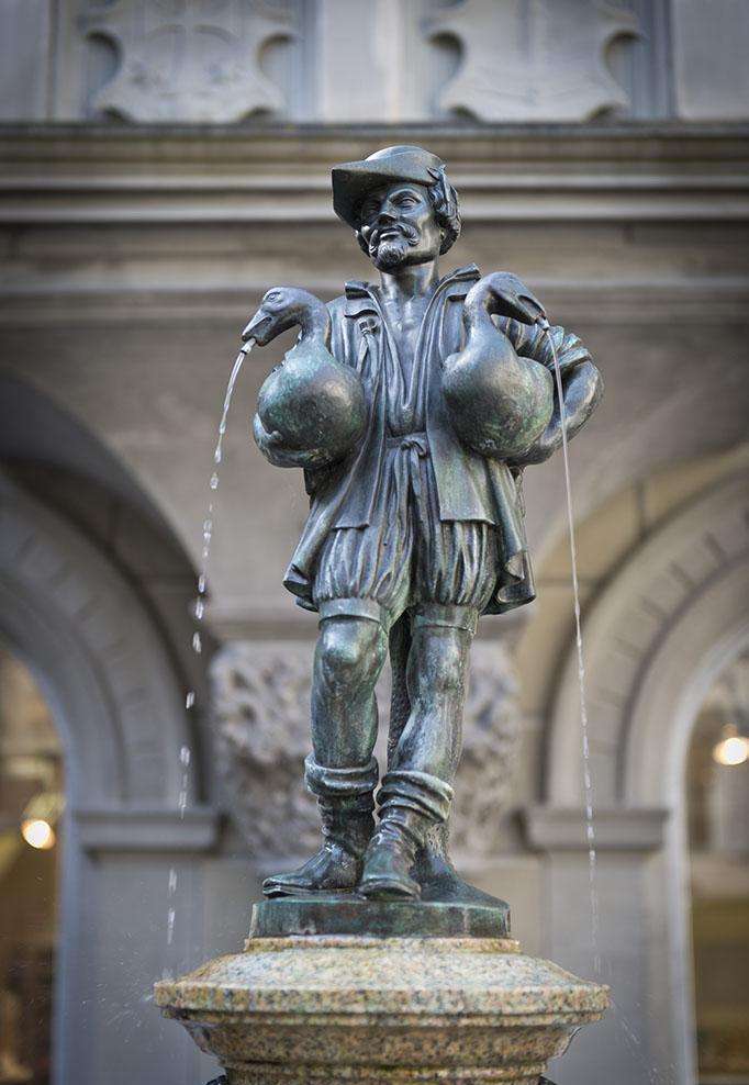 抱着鸭子的男人喷泉人像雕塑