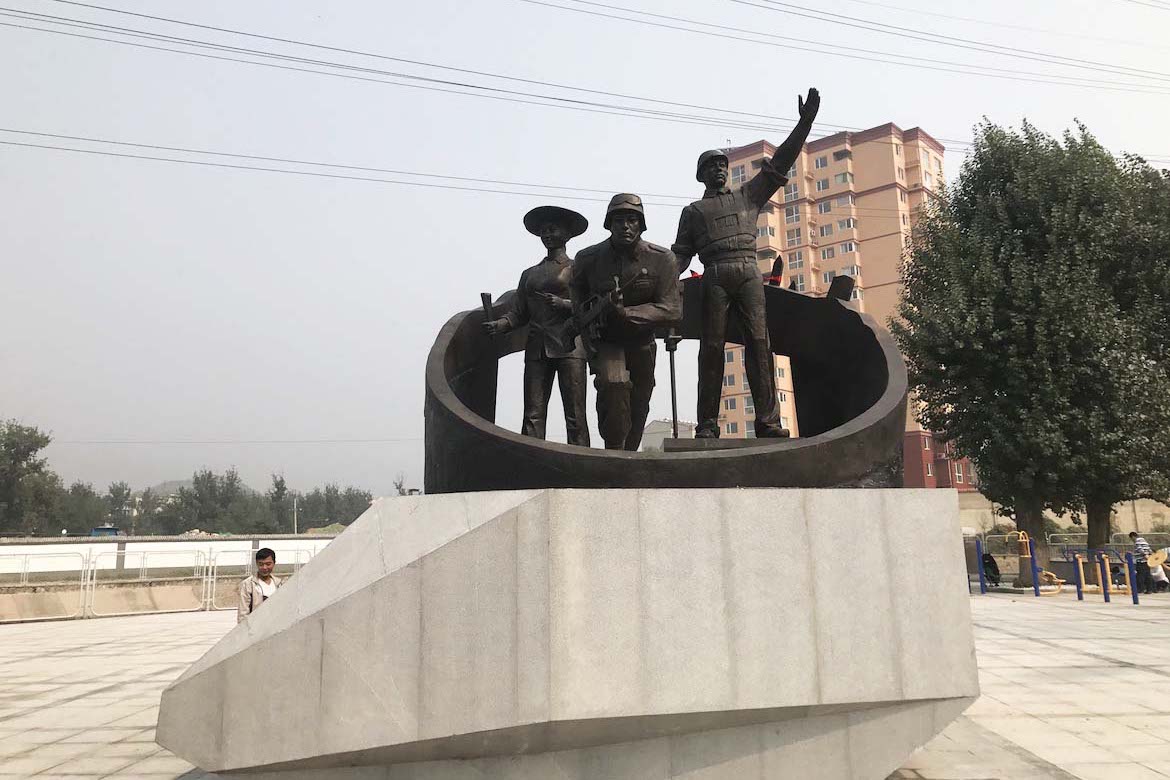 现代工农兵 大型城市景观铸铜雕塑正面高清图