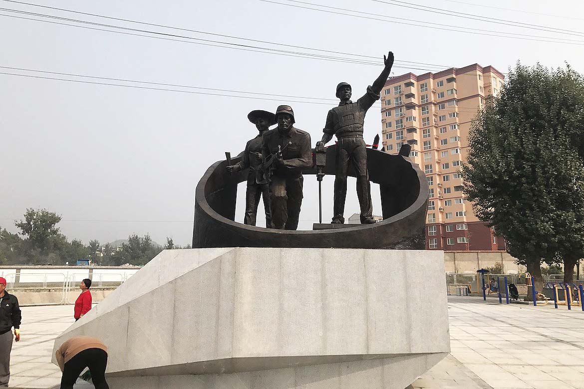 现代工农兵 大型城市景观铸铜雕塑正面底座