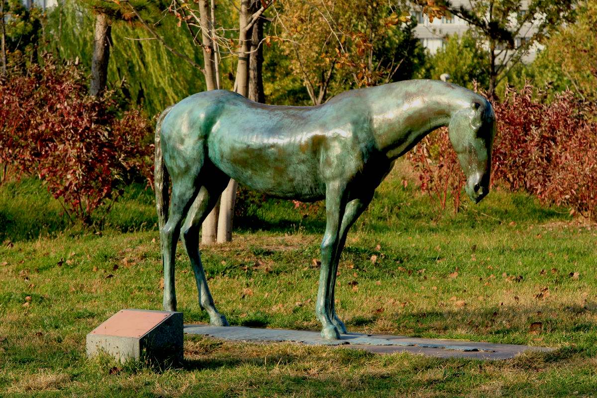 清华大学的铸铜雕塑马