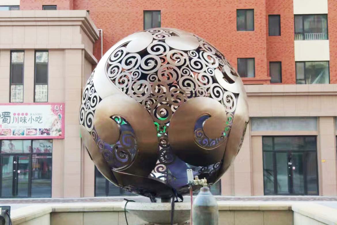 不锈钢空心球镂空球景观雕塑大球安装加工过程