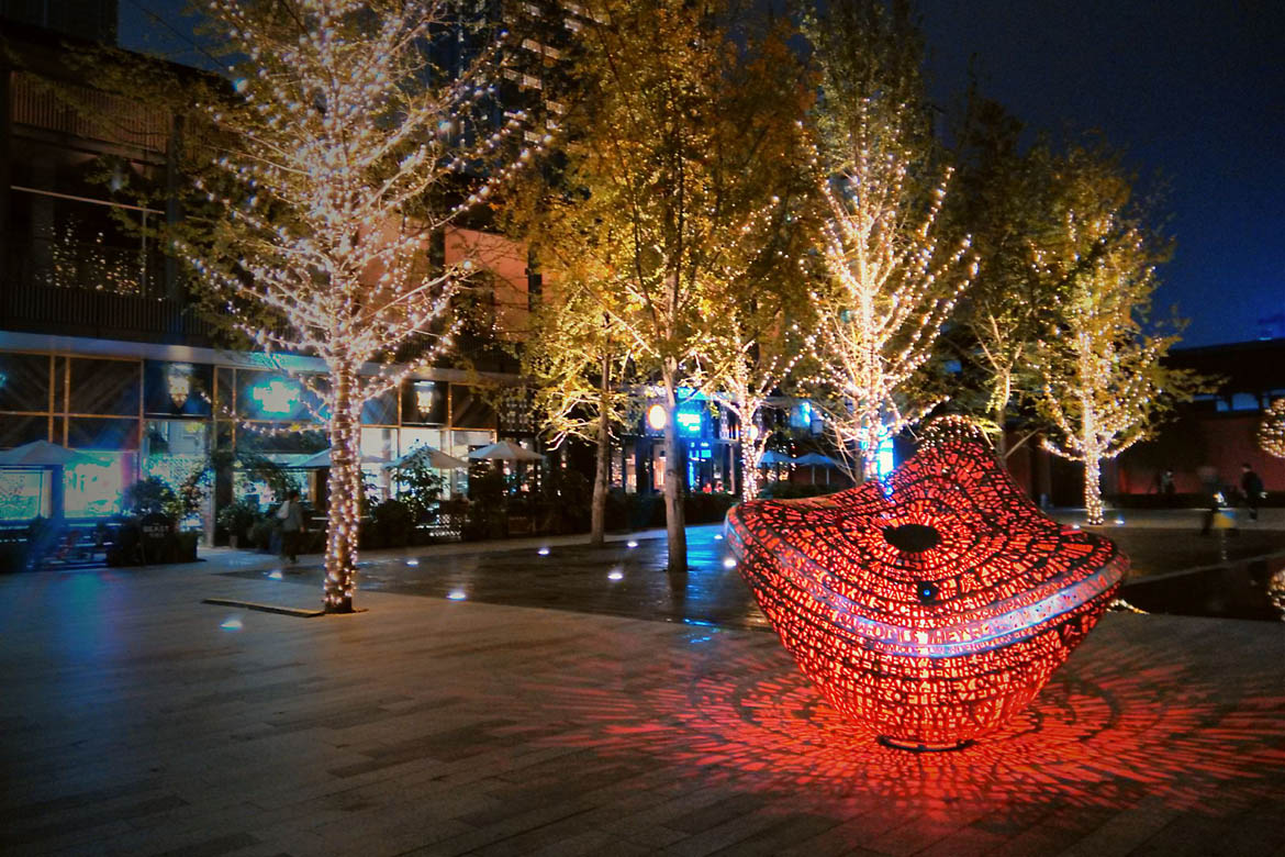 红色灯光装置不锈钢彩色镂空球雕塑