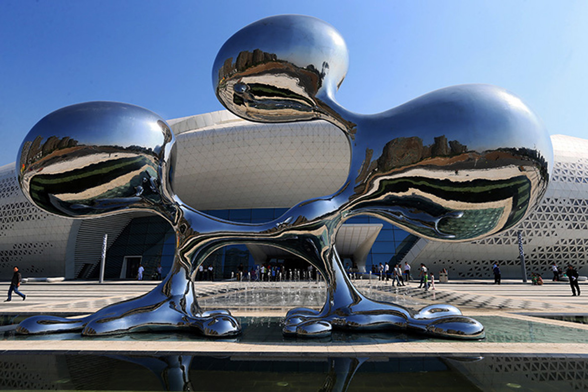 失重不锈钢水滴雕塑2015年立于坐落在“梦东方.未来世界“主题公园入口处，高度10.4米，成为公园的标志性雕塑