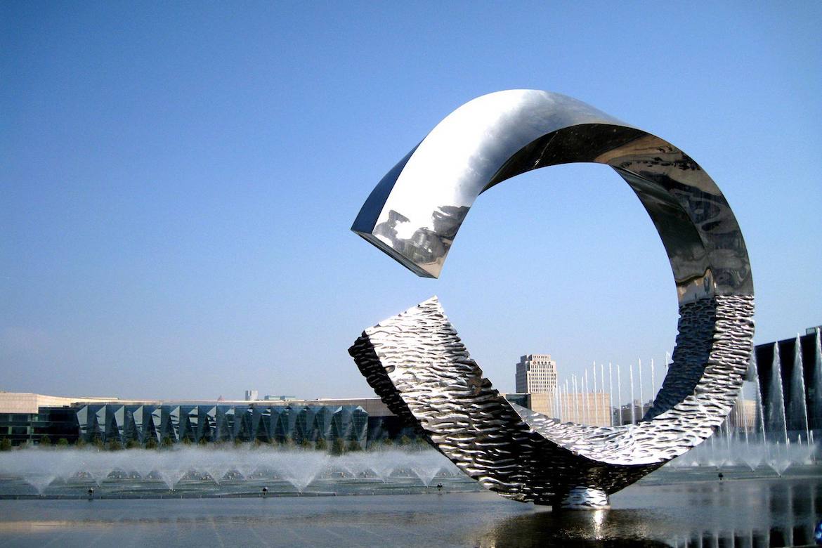 坐落天津的水上月不锈钢主题雕塑