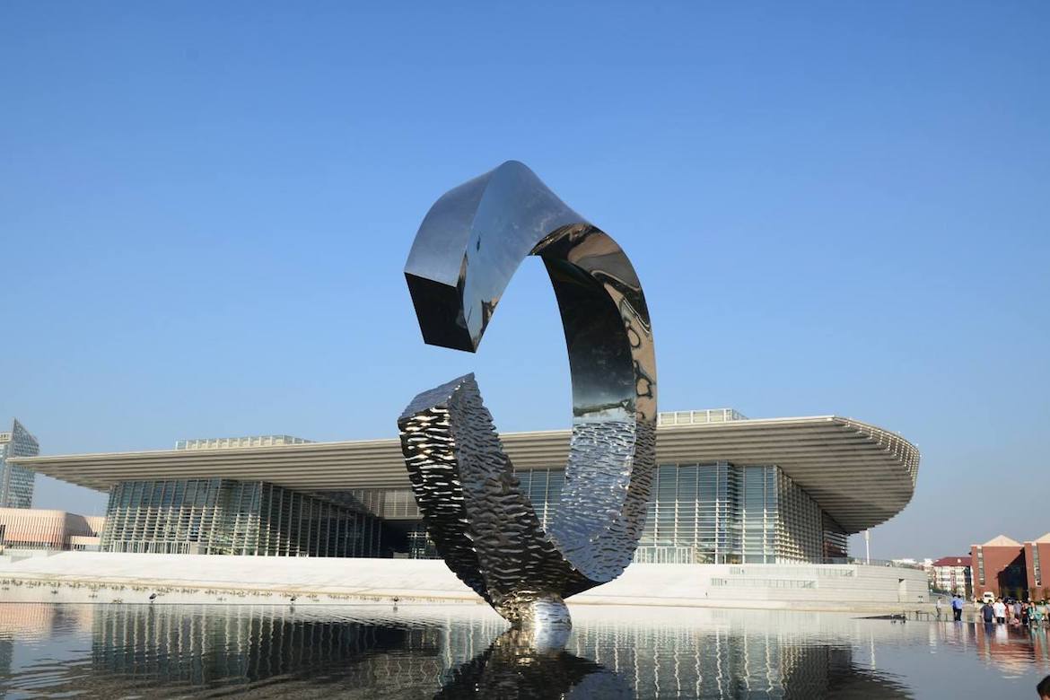 天津学问中心的不锈钢主题雕塑