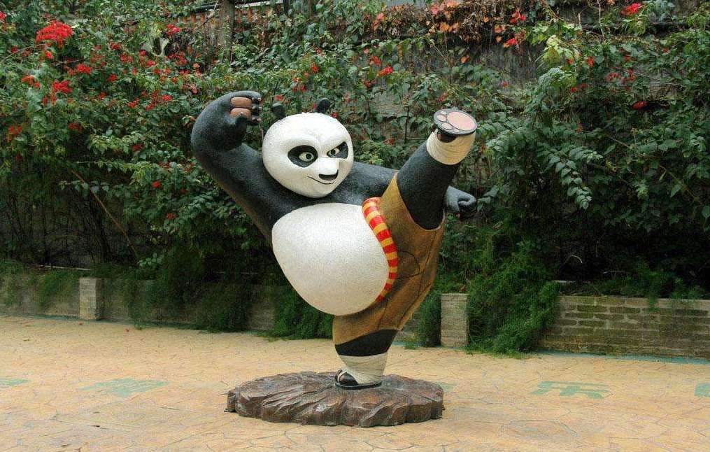 踢腿的玻璃钢功夫熊猫雕塑