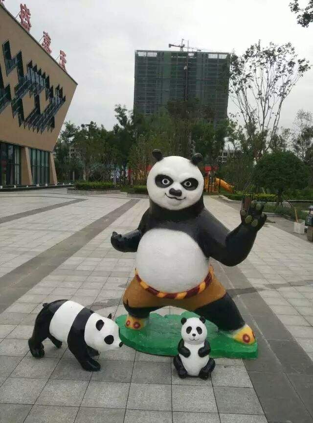 商场外的玻璃钢功夫熊猫雕塑