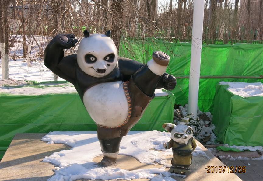 户外的玻璃钢功夫熊猫雕塑