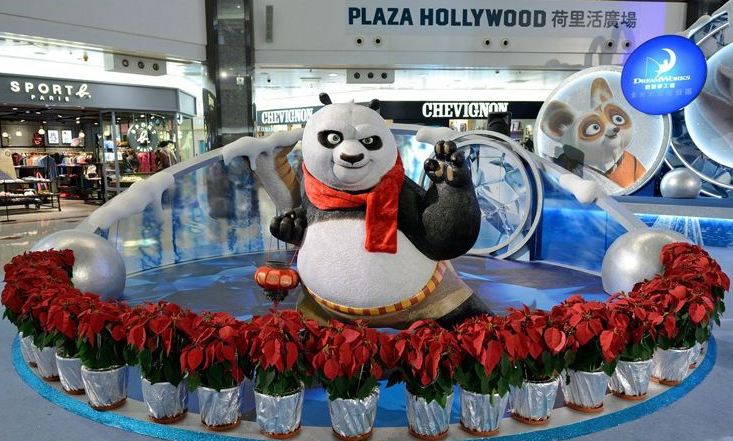 商场内的玻璃钢功夫熊猫雕塑