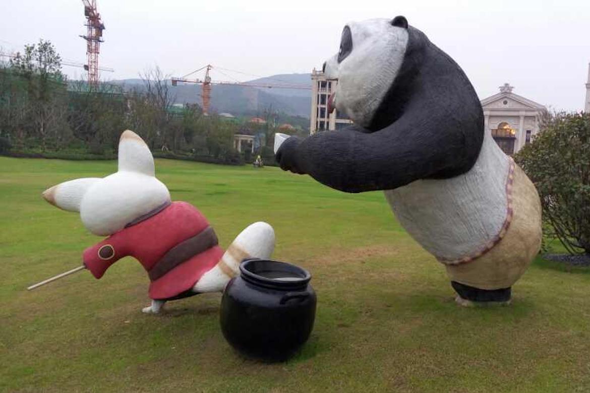 追逐中的玻璃钢功夫熊猫雕塑
