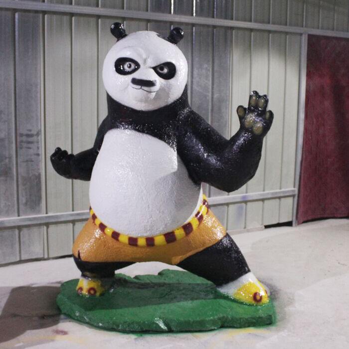 准备中的玻璃钢功夫熊猫雕塑