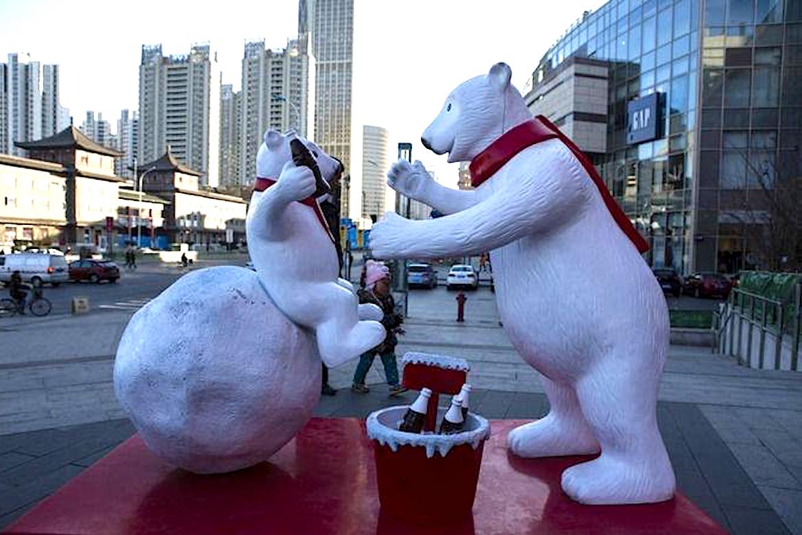 经过泡沫雕塑硬化pu蒙皮处理的北极熊