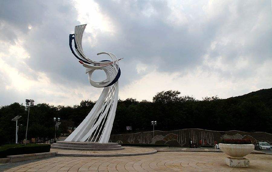 烟台凤凰山公园的主题雕塑