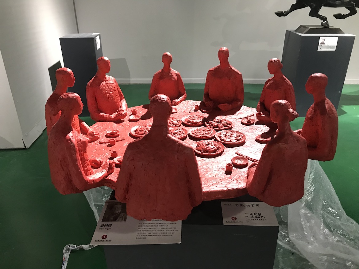 中国人聚餐红色雕塑图片欣赏