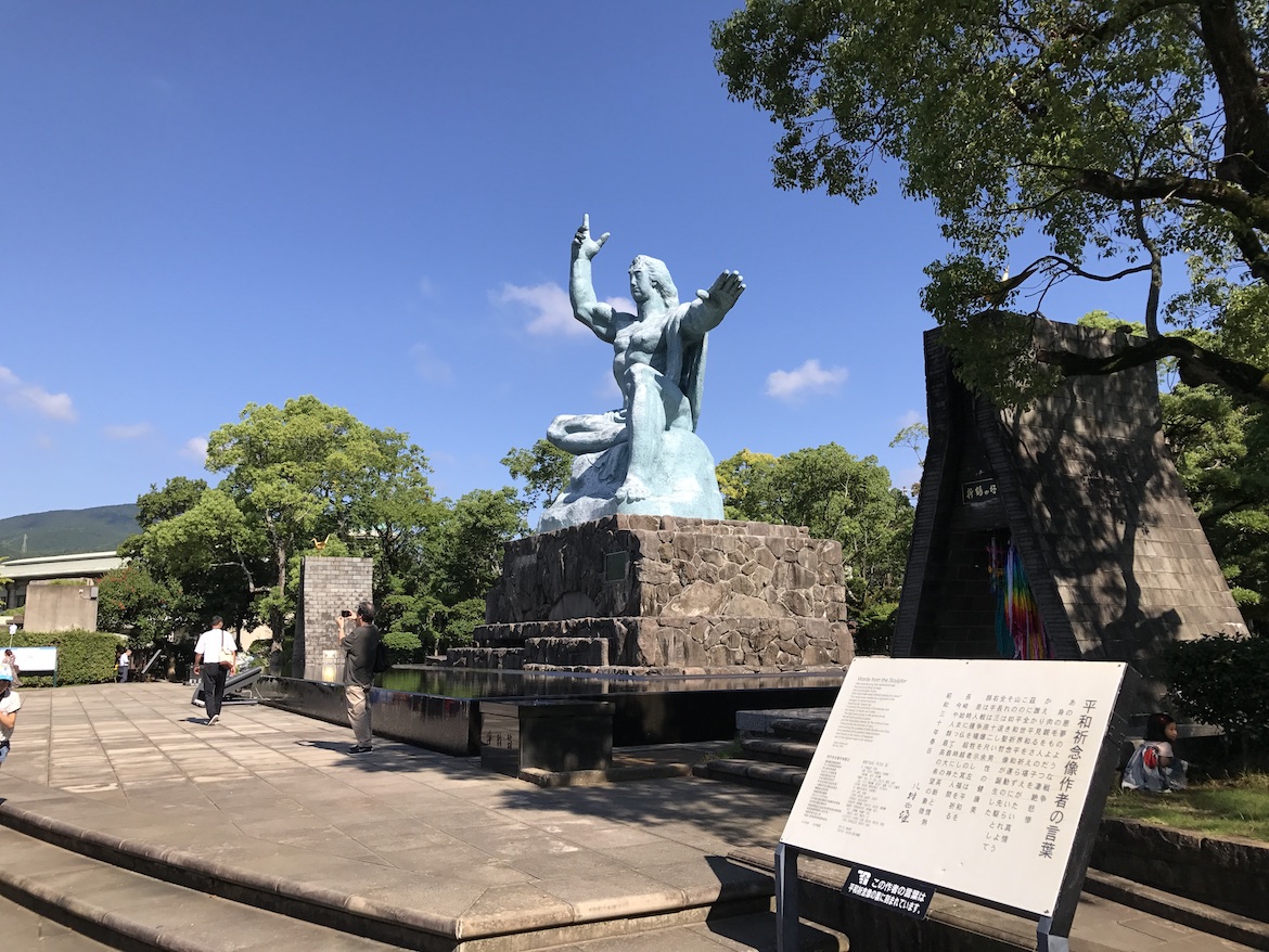 绿色长崎和平祈祷人物铜像欣赏