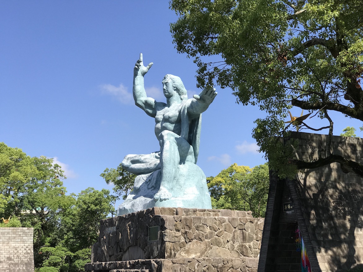 强壮的长崎和平祈祷人物铜像欣赏