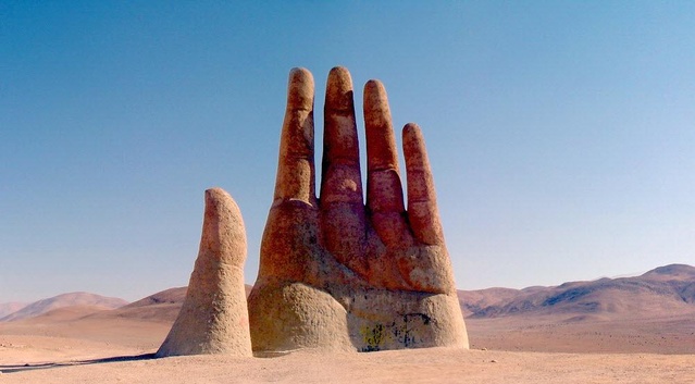 沙漠手的雕塑作品图片