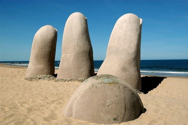 海边手的雕塑作品图片