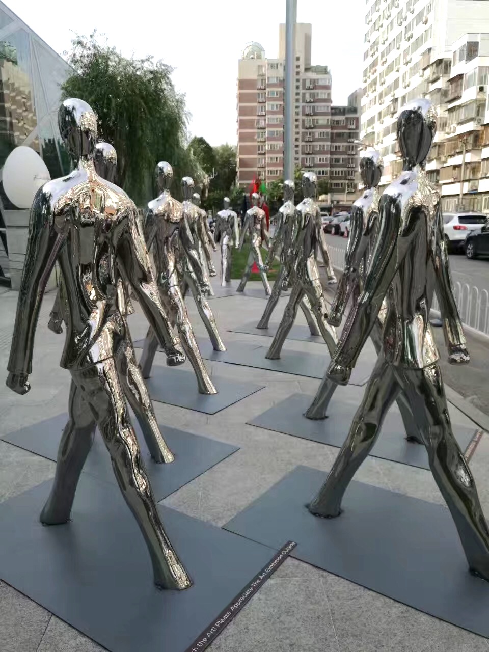 行走的304不锈钢抽象人物雕塑