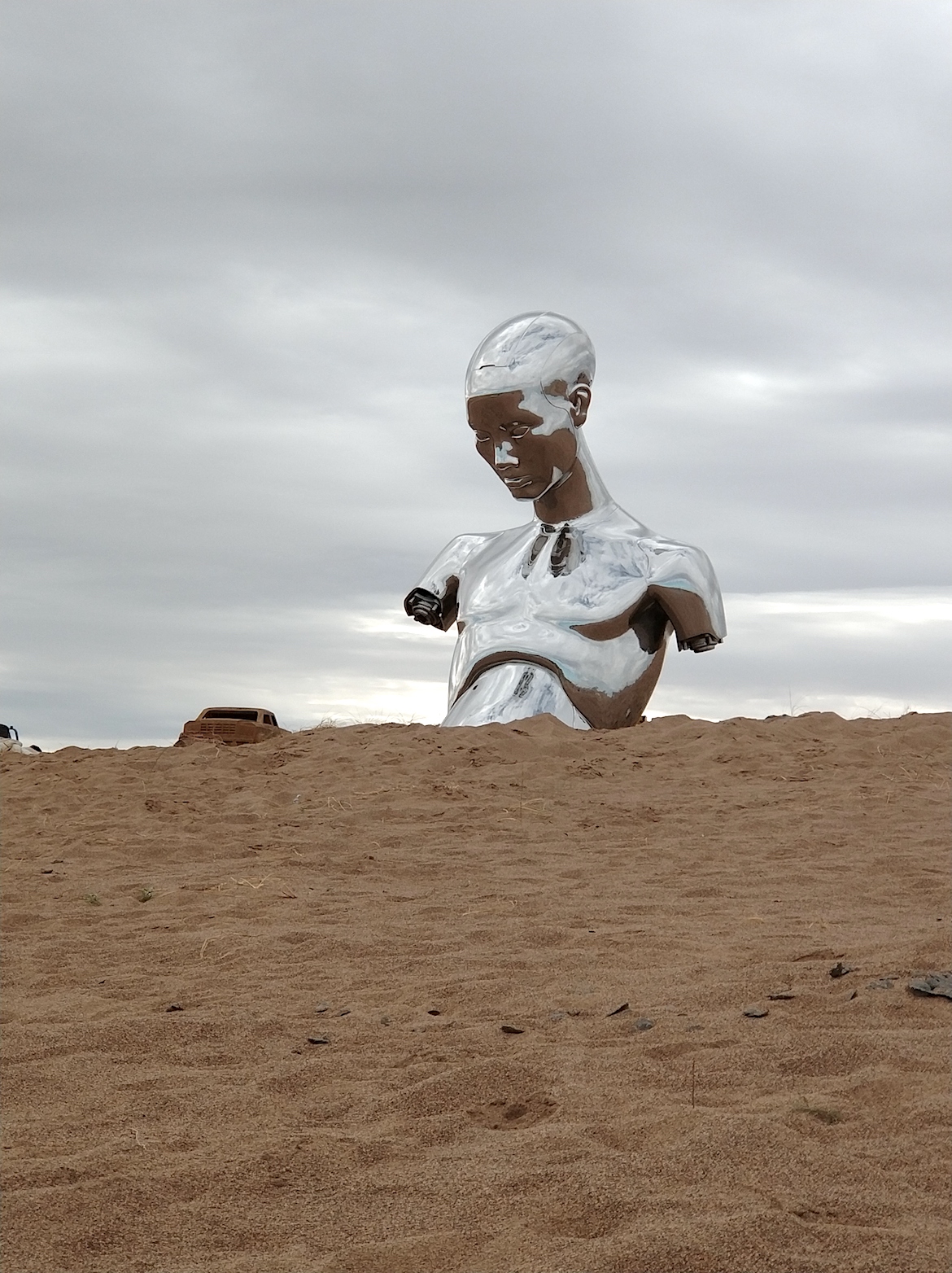 沙漠中的镜面不锈钢人物雕塑