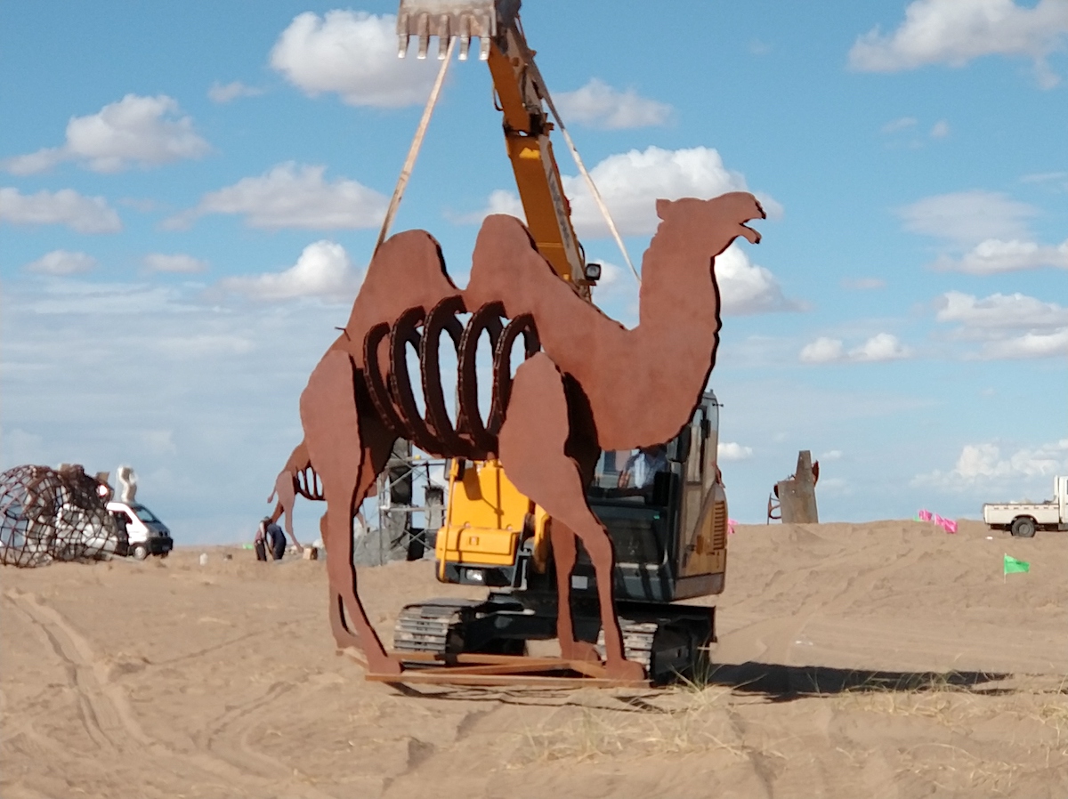腐蚀板骆驼队雕塑