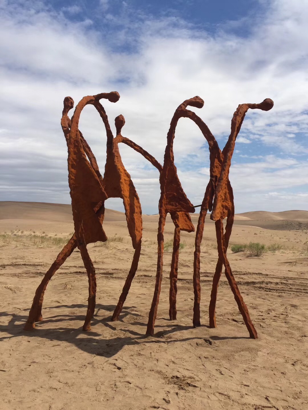 沙漠耐候钢抽象人像雕塑图片