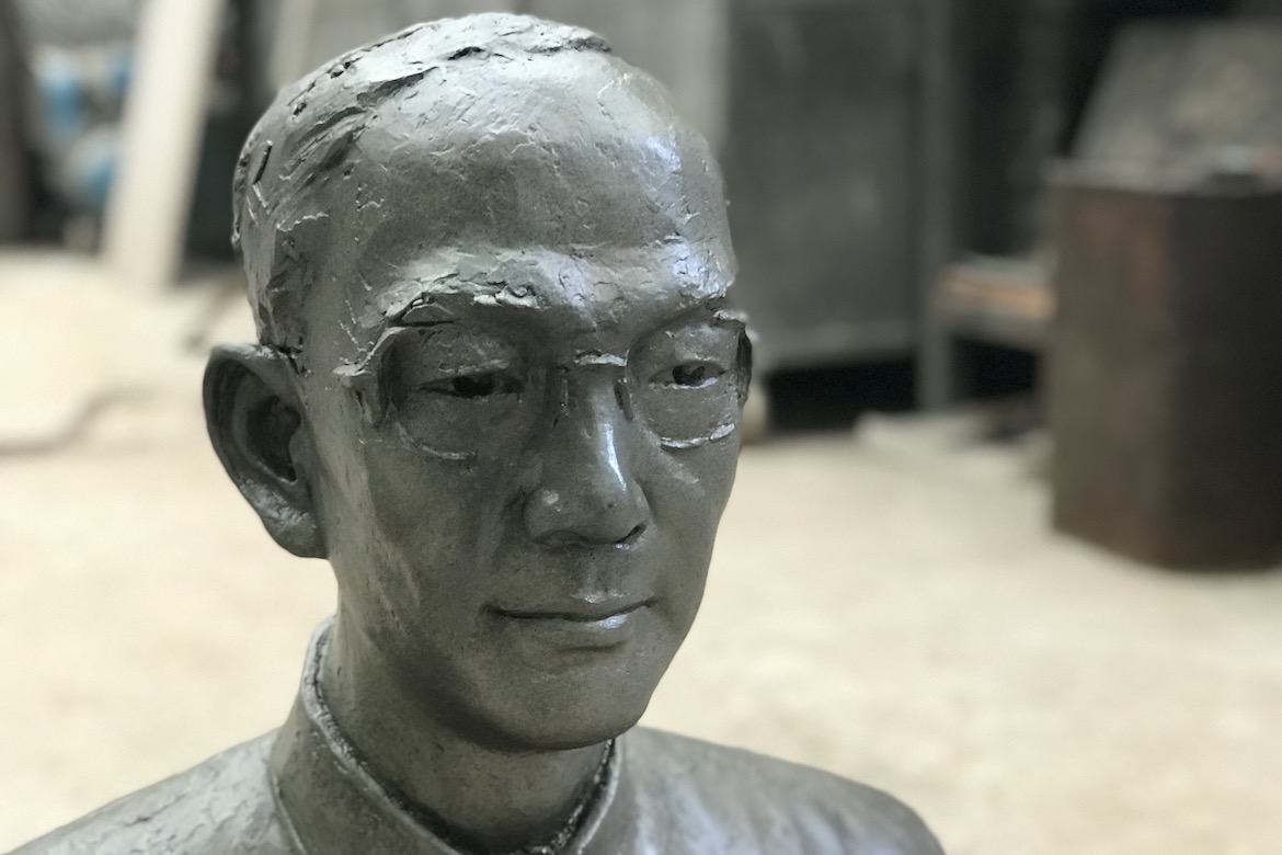 雕塑人像定制 陆志韦先生铸铜肖像打蜡过程
