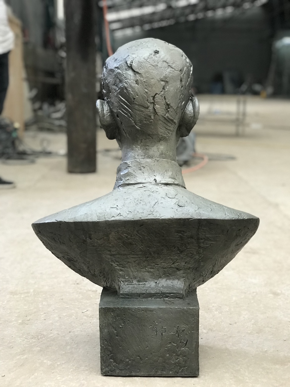 雕塑人像定制 陆志韦先生铸铜肖像背面